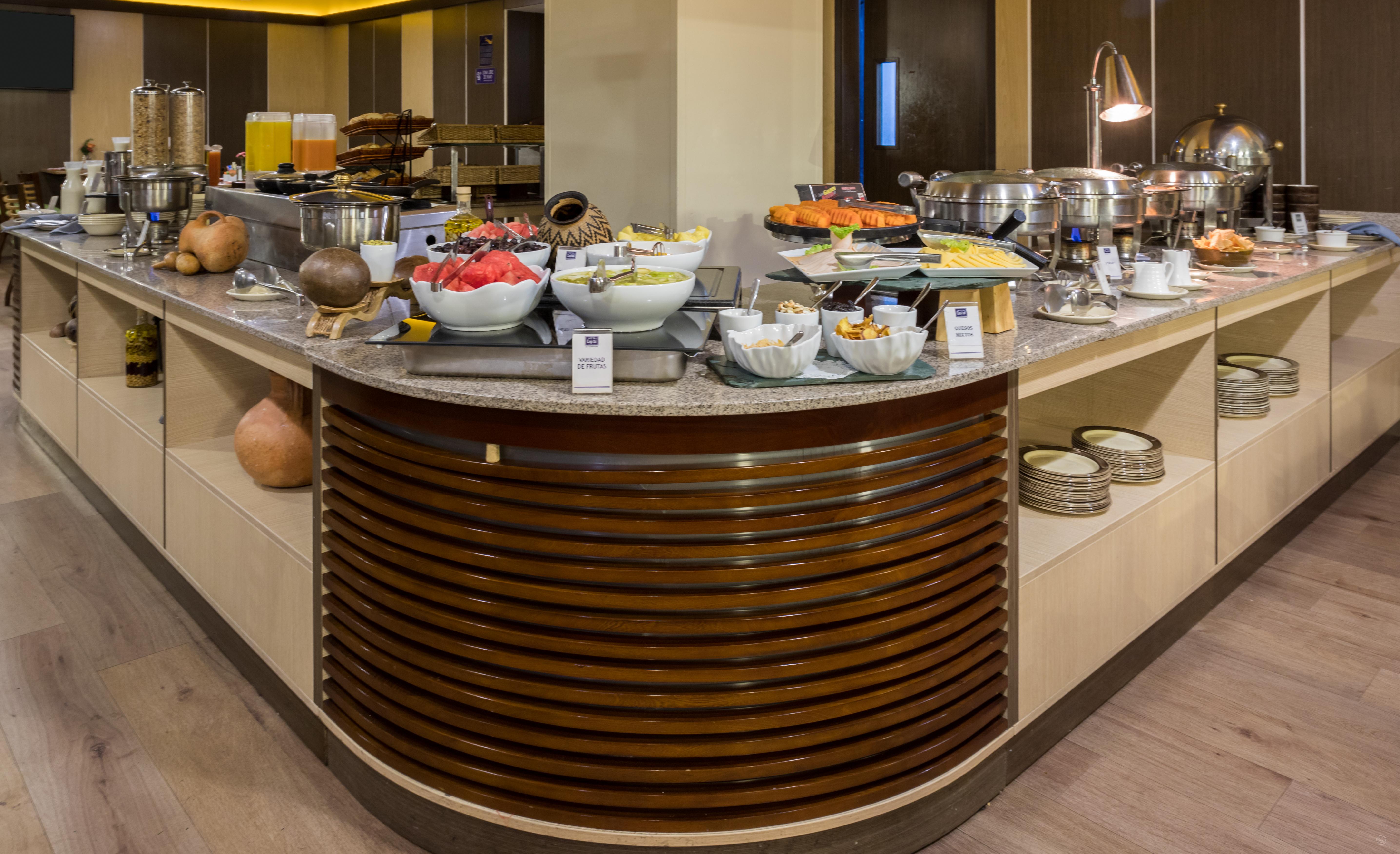 Ghl Hotel Capital Богота Екстер'єр фото A buffet at a hotel